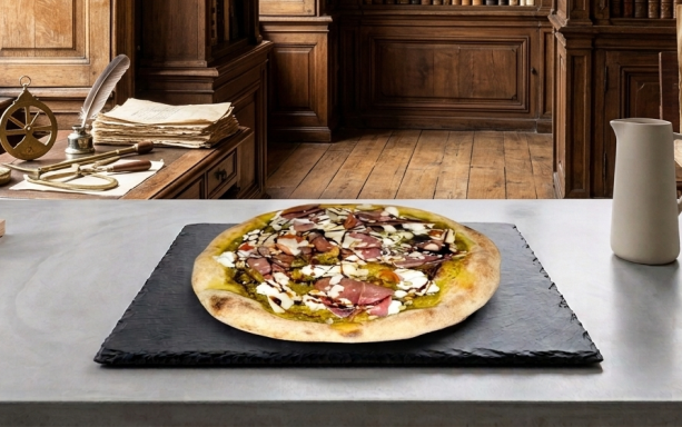 Pizza garnie avec viande, fromage et légumes, présentée sur une planche en ardoise.