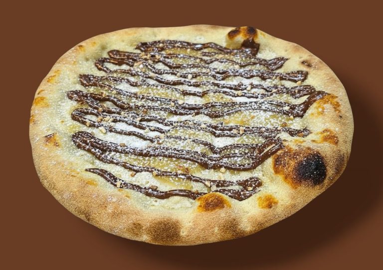 Pizza au Nutella avec purée de poire, sucre glace et pépites caramélisées.