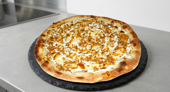 Pizza inspirée des Krousty avec tenders de poulet, sauce blanche et cheddar