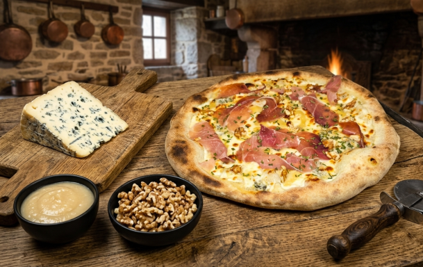 Pizza garnie de viande et fromage, accompagnée de fromage bleu, sauce et noix.