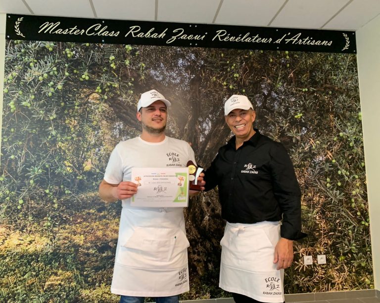 Formation Rabah Zaoui Deux chefs posent ensemble avec un certificat devant un fond naturel.