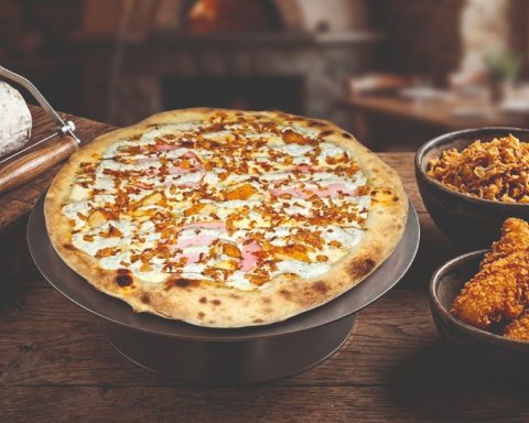 Pizza inspirée des Kroustys, variante chèvre, avec du bacon et des tenders de poulet 